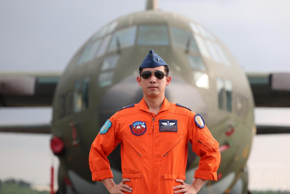 C-130H運輸機飛行員李少校指出，任務前除各機組內部協調，更須與P-3C反潛機組員共同研討航線、空速、相對位置及編隊方式。（軍聞社記者林澤廷攝）