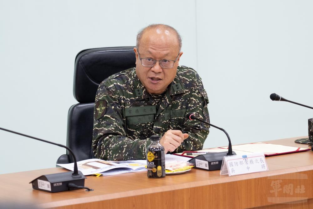國防部常務次長吳立平中將提出工作指導。（軍聞社記者呂尚俞攝）