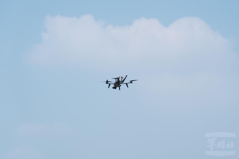 國防大學理工學院參賽無人機升空，驗證團隊自主研發之核心飛行與AI辨識演算法。（軍聞社記者陳彥樺攝）