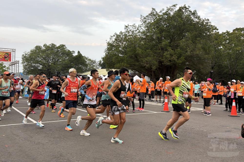 馬拉松活動不僅能強化體能，亦可加強官兵眷屬情誼。（砲訓部提供）