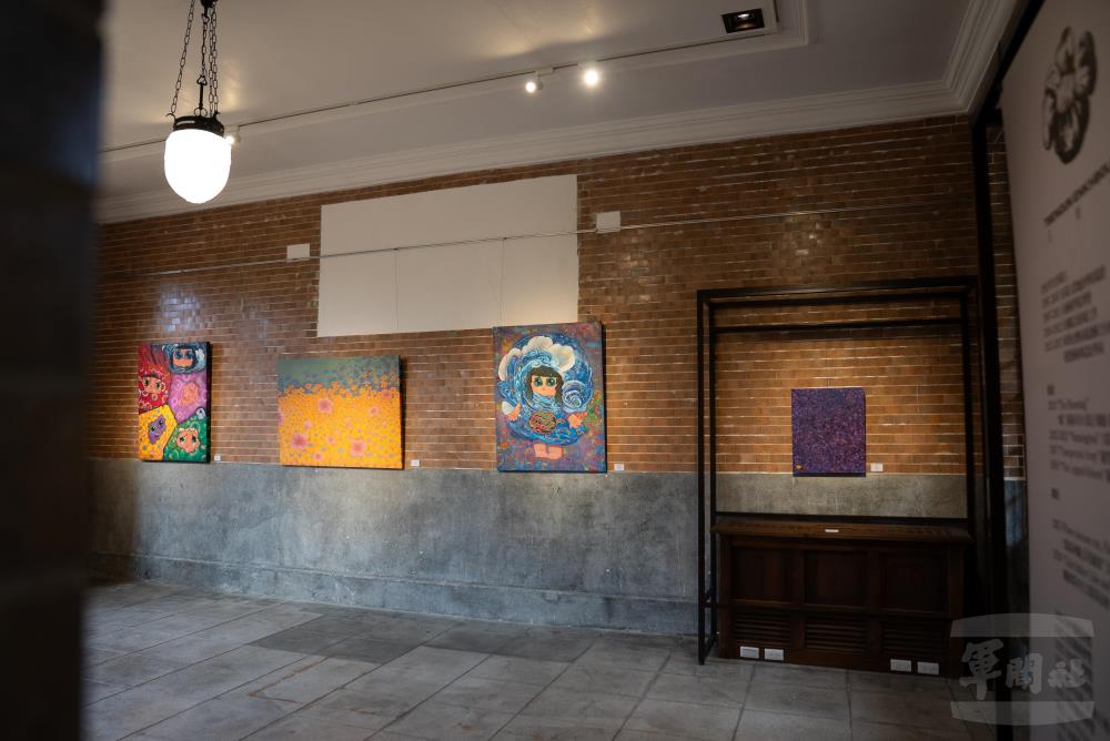 館內展示學生的文藝作品。（軍聞社記者林恩廷攝）