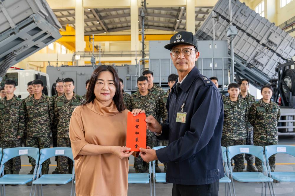 馬召委致贈單位加菜金。（軍聞社記者吳冠萱攝）