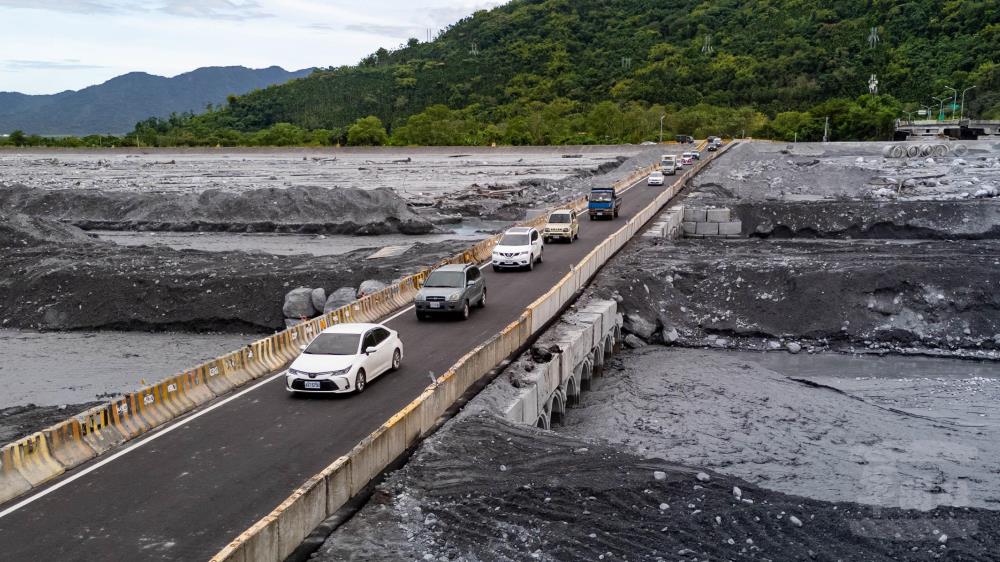 馬太鞍溪橋便道先開放小型車與救災車輛單向通行。（軍聞社記者莊家豪攝）