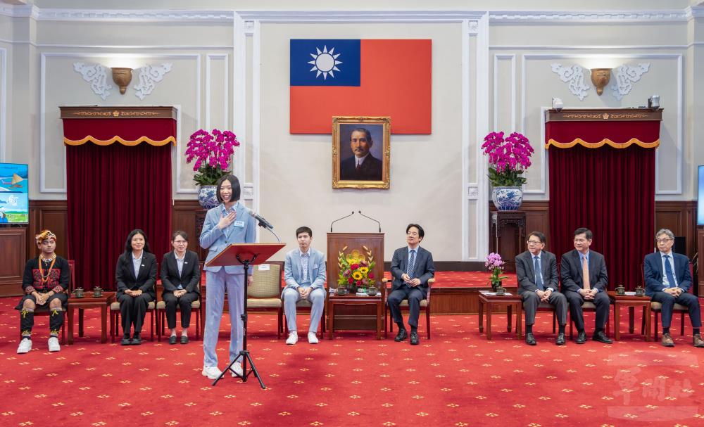 吳佳穎發表走訪友邦國家所見所聞。（總統府提供）