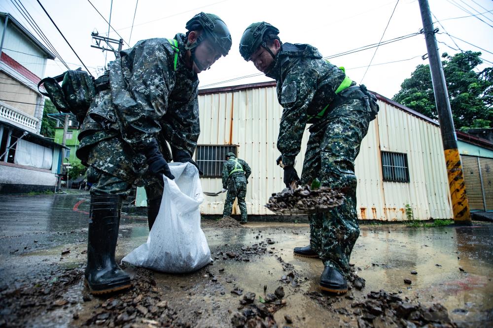 333旅官兵協助清除各村重要道路障礙物，協助地方儘速恢復交通。（軍聞社記者王茗生攝）