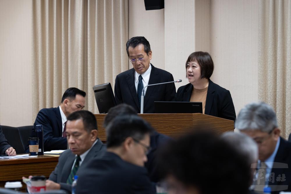 國防部資源規劃司司長藍靜婷說明薪資現行作法及未來調整規劃。（軍聞社記者吳東昇攝）