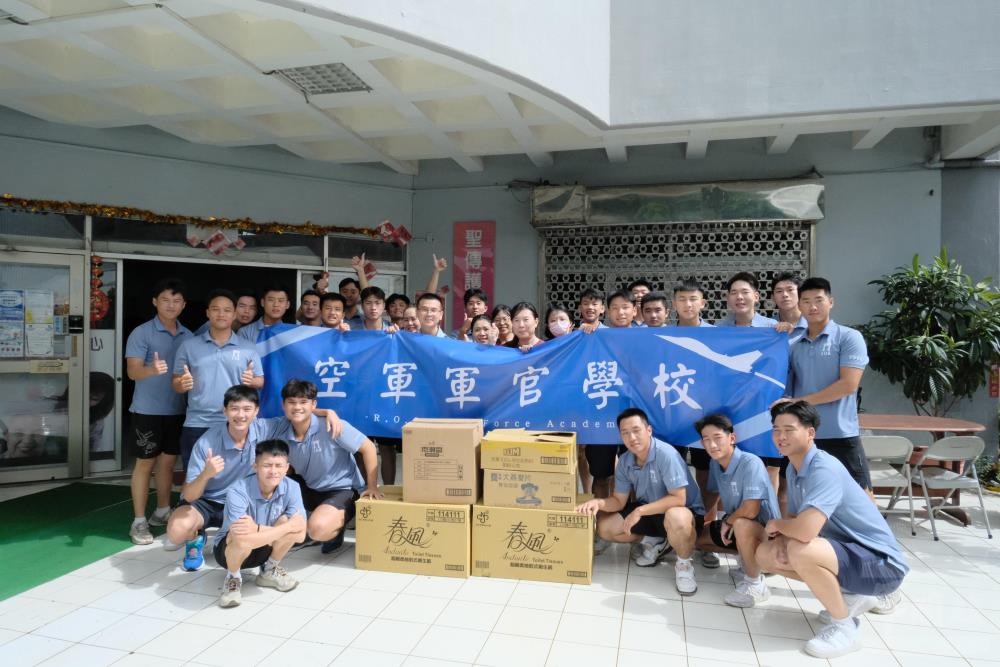 空軍官校學生前往聖傳護理之家致贈義賣所得及募集物資，展現關懷社會、服務他人的精神。（空軍官校提供）