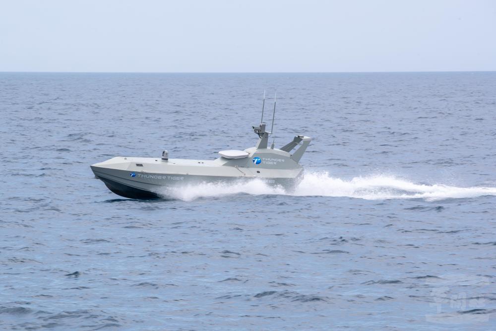 雷虎科技「海鯊800」無人艇進行性能展示。(軍聞社記者蔡枋澐攝) 雷虎科技「海鯊800」無人艇進行性能展示。(軍聞社記者蔡枋澐攝)