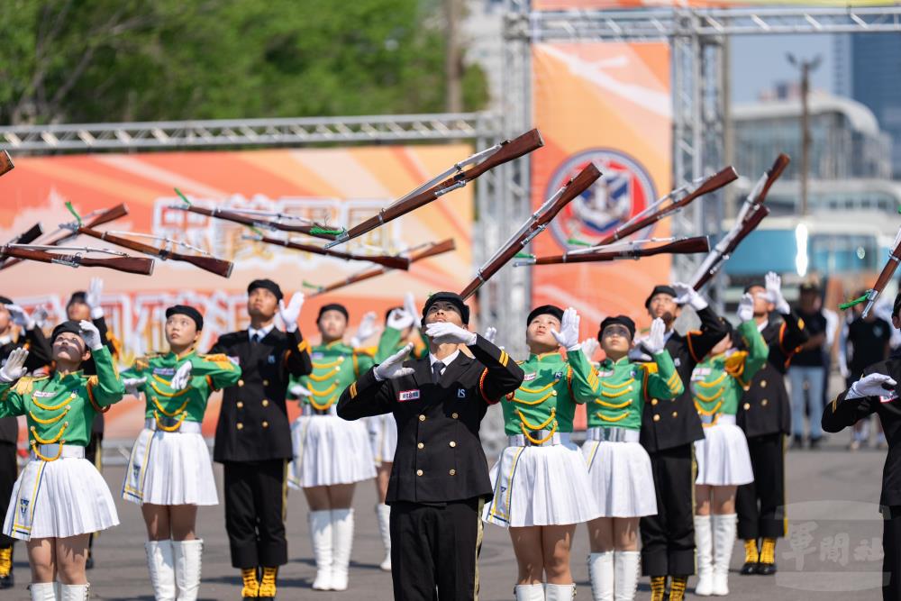 儀隊競賽南部初賽熱情登場 港明高中蟬聯冠軍晉級決賽 儀隊競賽南部初賽熱情登場 港明高中蟬聯冠軍晉級決賽