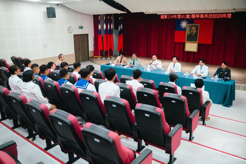 典禮結束後，杜院長主持座談會，期許持續精進潛醫訓練能量。（軍聞社記者林庭暉攝）
