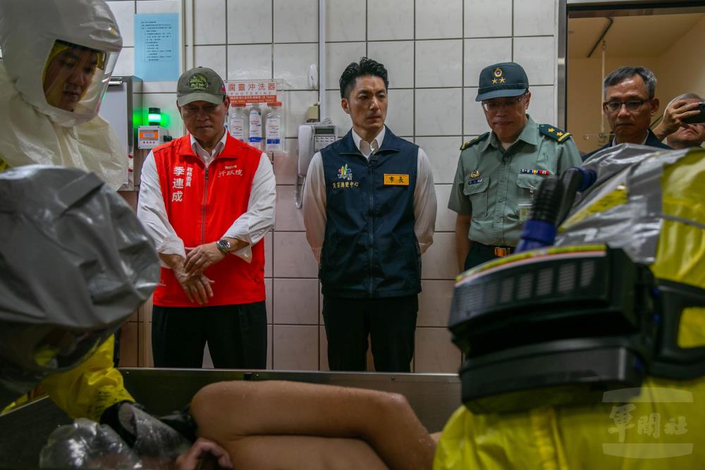 演習指揮官臺北市長蔣萬安等人實地瞭解各項演練站點運作情形。（軍聞社記者侯凱議攝）