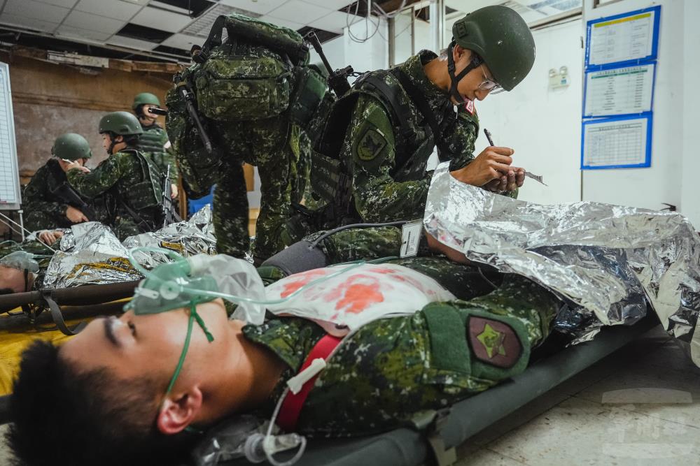 醫療人員進行檢傷分類。（軍聞社記者陳傳奇攝）