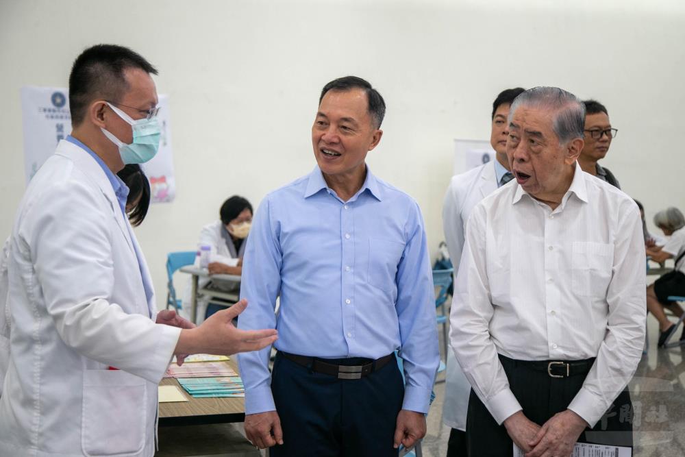 李榮譽理事長（右1）肯定醫護團隊為社區長者提供便捷的醫療資源與照護。（軍聞社記者侯凱議攝）