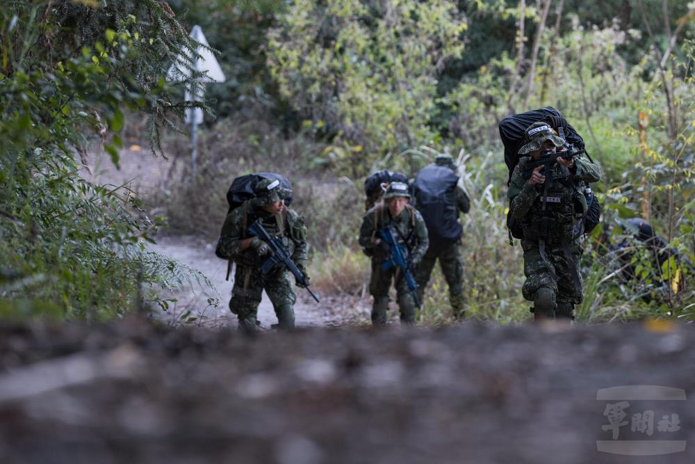學員於行進過程中保持高度警覺。（軍聞社記者李恬恬攝）