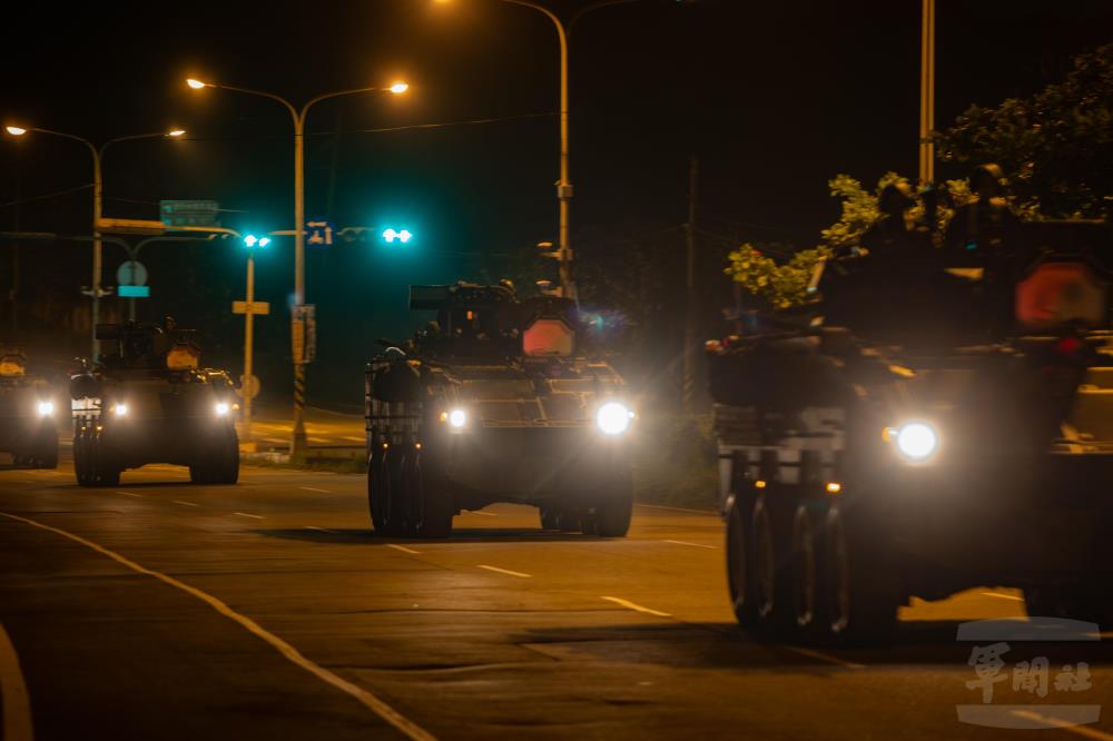 CM33裝步戰鬥車快速機動。（軍聞社記者吳柏融攝）
