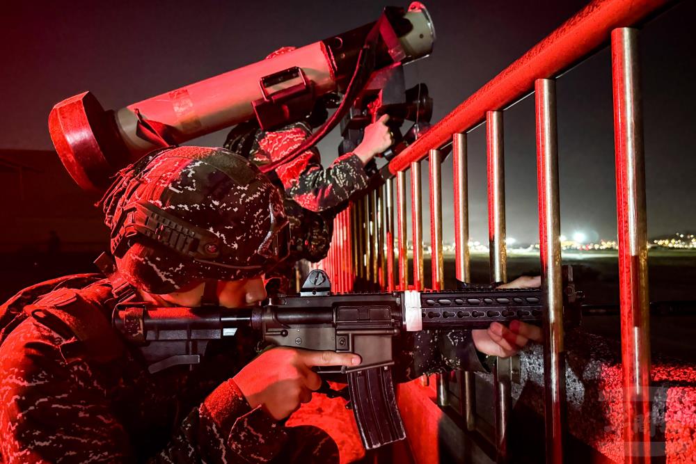 陸戰66旅官兵用標槍飛彈對敵實施打擊。(軍聞社記者周昇煒攝) 陸戰66旅官兵用標槍飛彈對敵實施打擊。(軍聞社記者周昇煒攝)