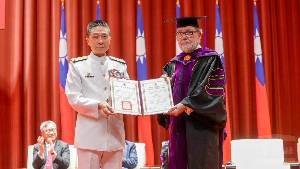 德國《官署明鏡報》創辦人　獲國防大學授名譽法學博士學位