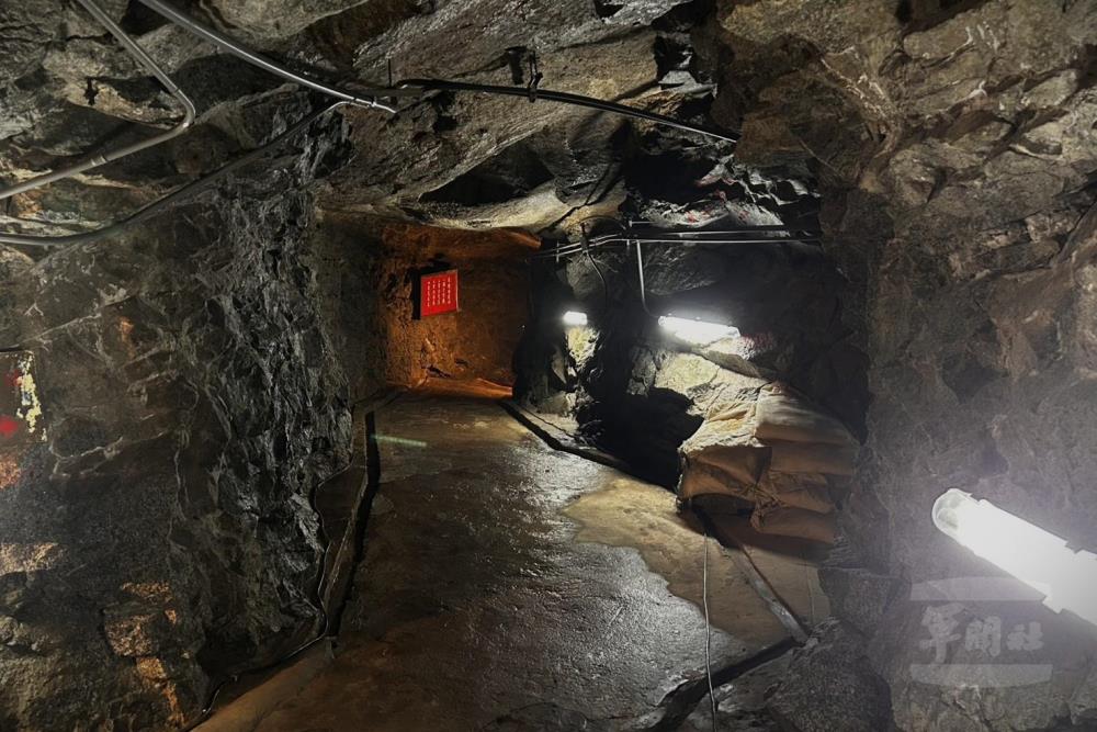 戰地政務時期許多坑道皆由官兵一鍬一鑿構築出。（軍聞社實習記者吳宣諭攝）