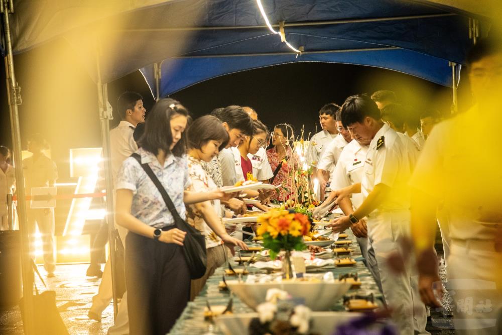 敦睦支隊靠泊友邦時,準備道地臺灣美食。(軍聞社記者王茗生攝) 敦睦支隊靠泊友邦時,準備道地臺灣美食。(軍聞社記者王茗生攝)