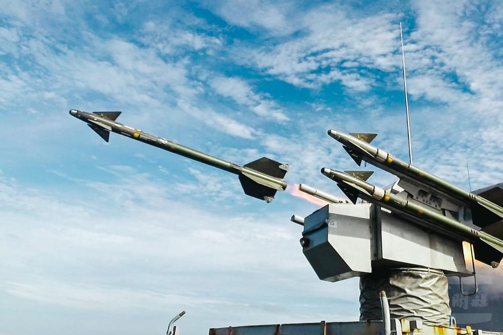 康定級軍艦射擊海欉飛彈。（海軍艦隊指揮部提供）