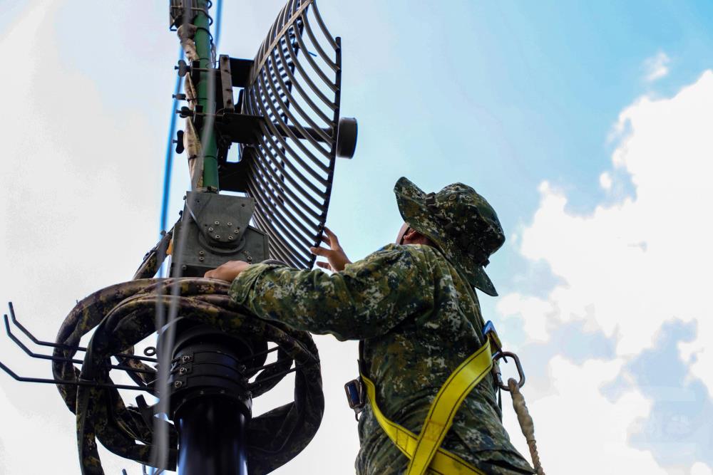 官兵執行機動數位微波車天線調整。（陸軍司令部提供）