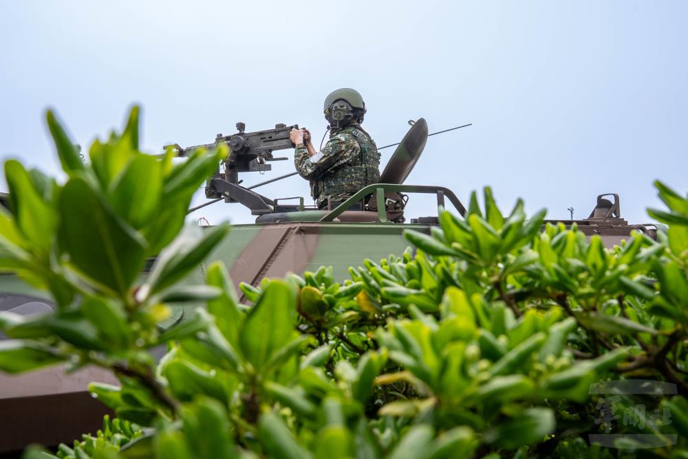 馬祖島上常見駐守官兵與海桐挺立前線，保衛國土的身影。（軍聞社記者尤昱翔攝）