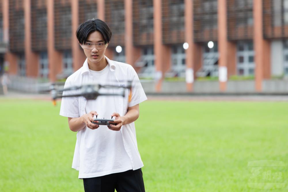 陳楚中飾演穿越機冠軍「疾風」，負責操作無人偵查機與反輻射無人機。（國防大學理工學院提供）