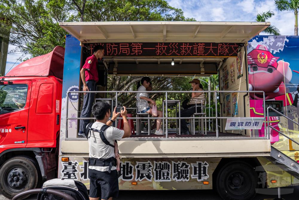 臺北市地震體驗車可教導民眾正確防災觀念。（軍聞社記者尤昱翔攝）