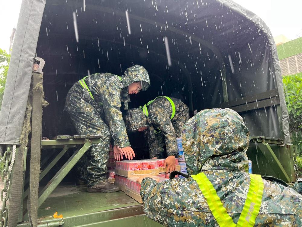 第四作戰區涉水運送物資　協助受困居民紓困