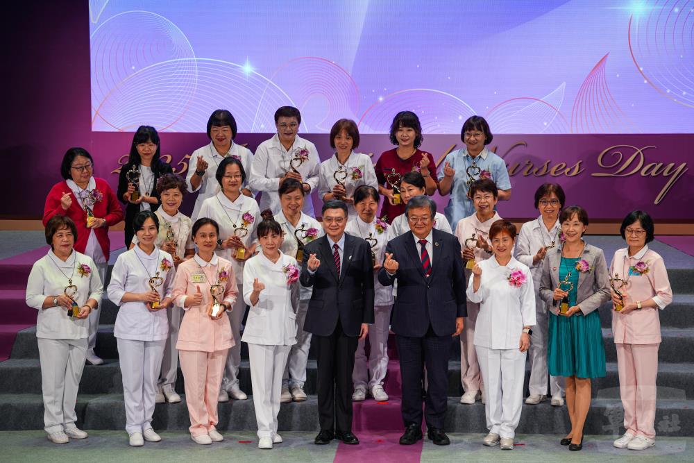 行政院長卓榮泰與獲獎人員合影。(軍聞社記者陳傳奇攝) 行政院長卓榮泰與獲獎人員合影。(軍聞社記者陳傳奇攝)
