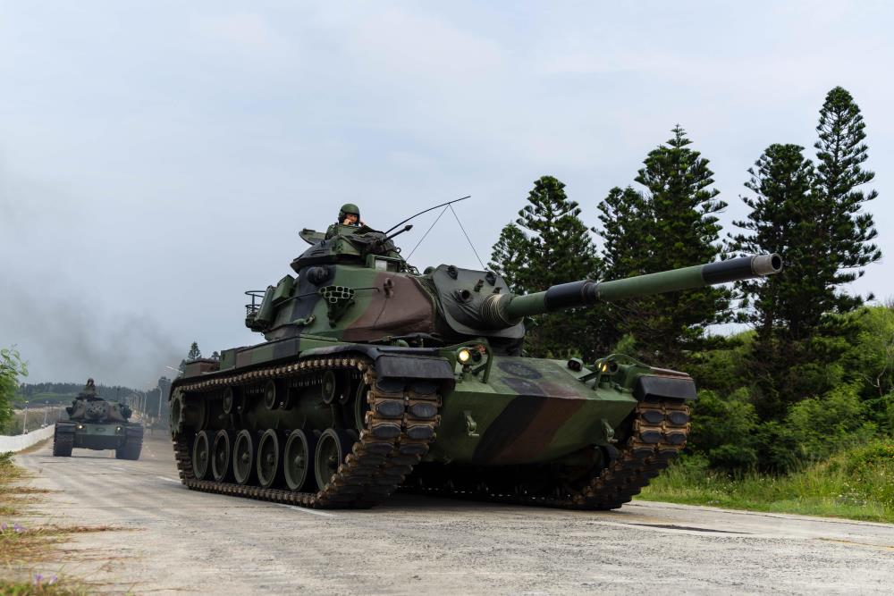 M60A3戰車迅速至戰術位置，以車裝武器壓制敵軍。（軍聞社記者蔡枋澐攝）