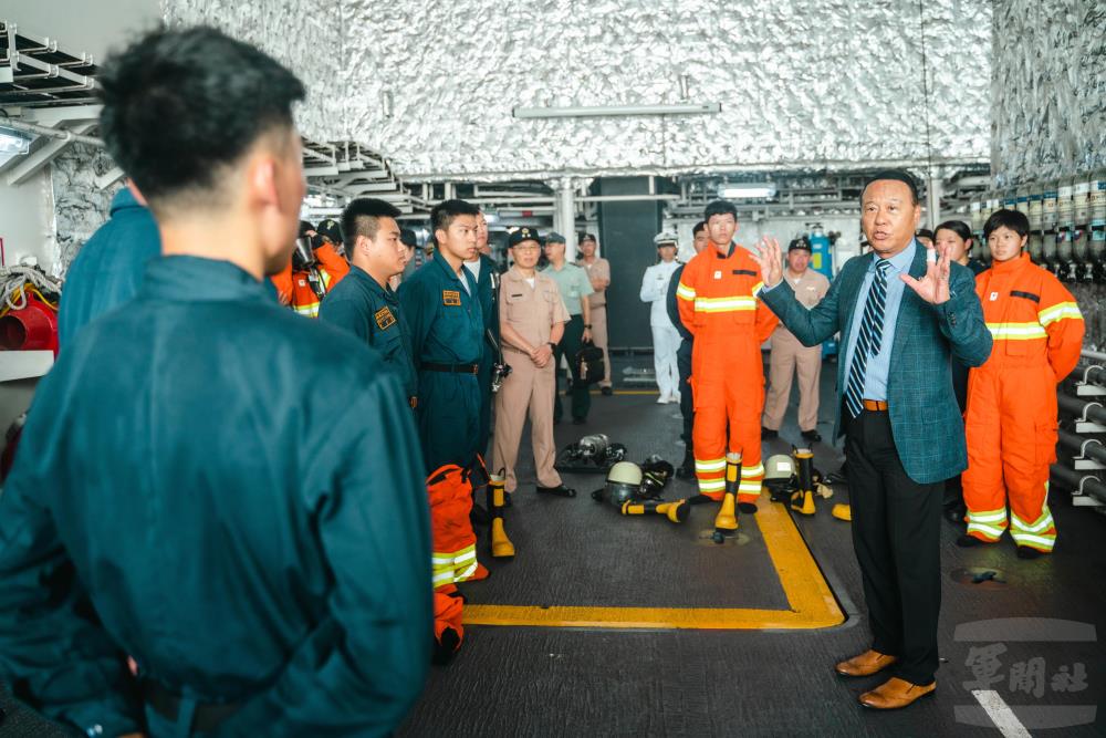 柏副部長慰勉玉山軍艦官兵弟兄姊妹戰訓辛勞。(軍聞社記者林庭暉攝) 柏副部長慰勉玉山軍艦官兵弟兄姊妹戰訓辛勞。(軍聞社記者林庭暉攝)