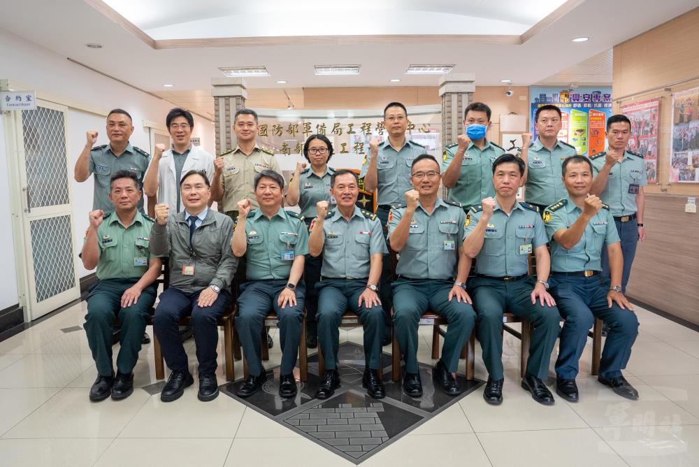 鍾副部長慰勉南部駐軍　祝賀端節愉快