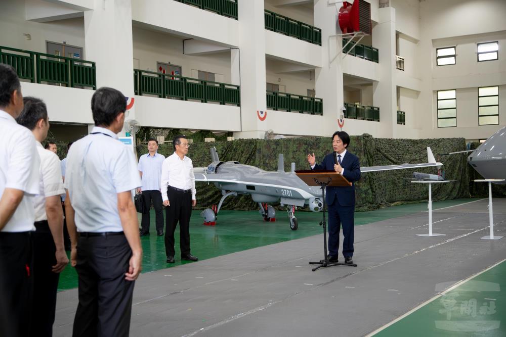賴總統對航空所同仁實施勗勉。（軍聞社記者王進福攝）