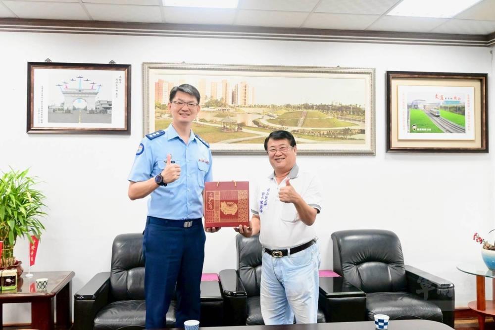 空軍三指部17日由政戰主任劉上校代表指揮官拜會岡山區長。（空軍三指部提供）