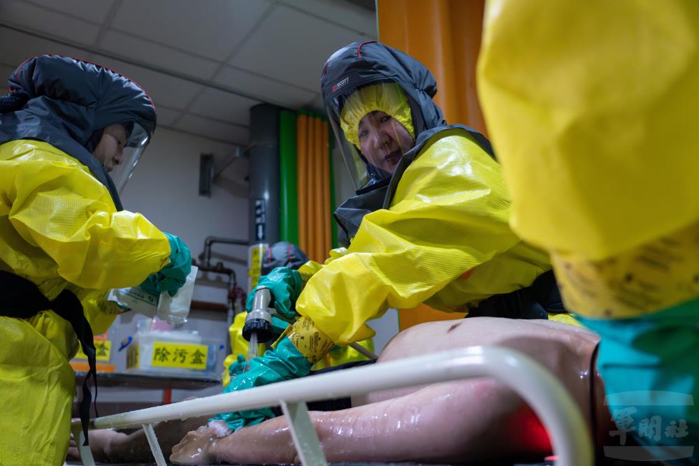 高雄榮民總醫院醫護人員進行「急救責任醫院處置作業」。（軍聞社記者吳東昇攝）