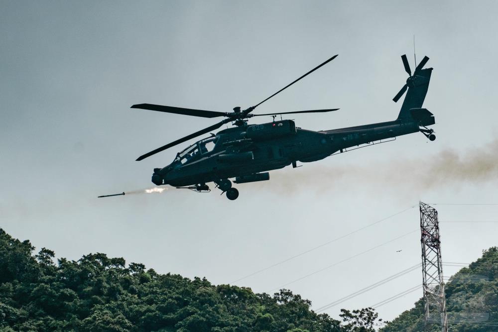 AH-64E攻擊直升機發射2.75吋火箭彈。（軍聞社記者林庭暉攝）