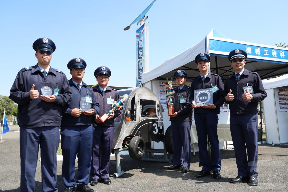 90週年校慶安排教學成果展，展示各項教學設備與成果。（軍聞社記者林澤廷攝）