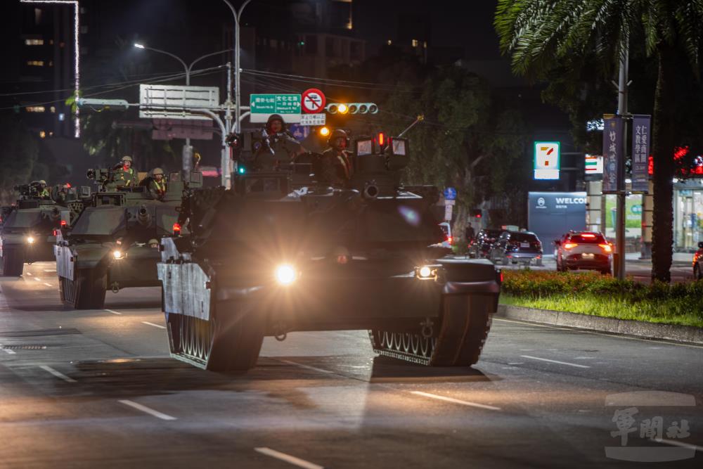 M1A2T戰車夜間戰術機動 M1A2T戰車夜間戰術機動