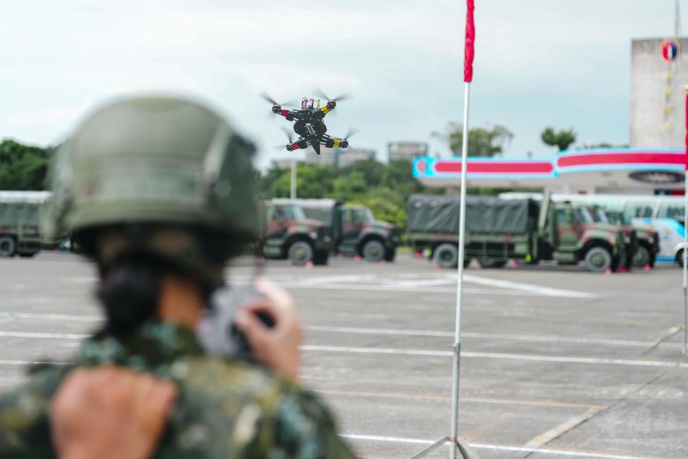 官兵進行無人機競賽項目。（軍聞社記者林庭暉攝）