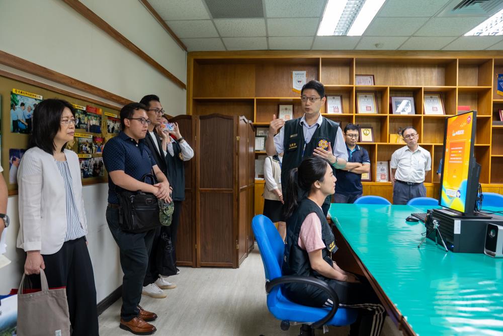 立法院考察團隊參訪北市榮服處AI就業面試模擬器，並現地模擬操作情形。（軍聞社記者王進福攝）