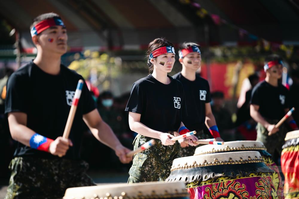 登步戰鼓隊以氣勢如虹的戰鼓，為活動揭開序幕。（軍聞社記者林庭暉攝）