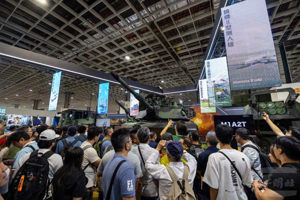 航太國防展壓軸登場　民眾熱情參觀國防館