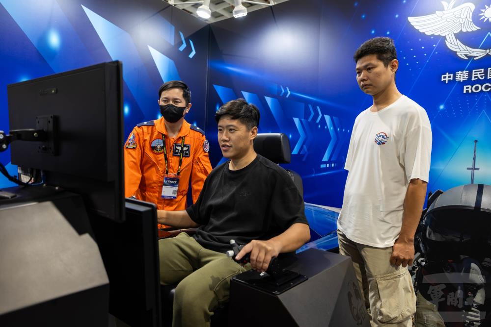 民眾體驗「AJT高教機電腦程序訓練器」。（軍聞社記者蔡枋澐攝）