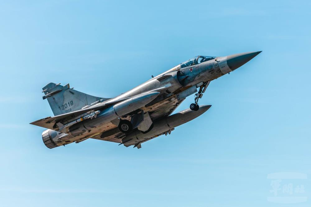 幻象2000戰機起飛，執行紅外線飛彈射擊任務。（軍聞社記者蔡枋澐攝）