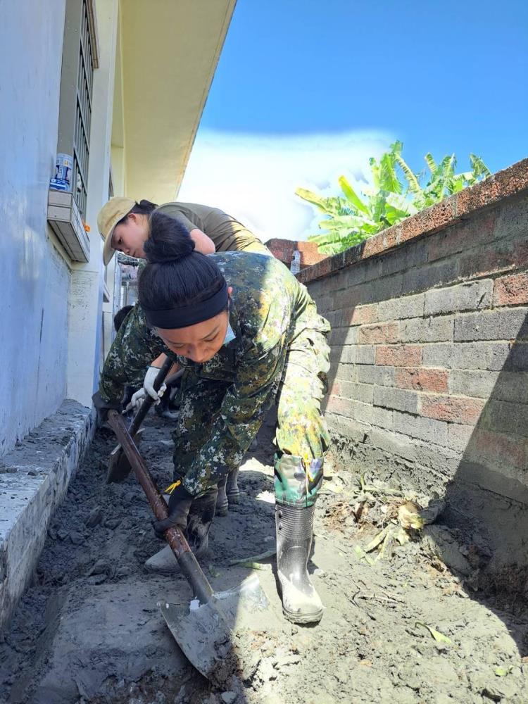 國軍官兵投入清淤任務，與地方居民共同為重建生活努力。（裝訓部提供）