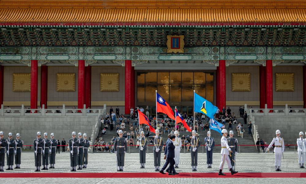 賴總統與皮耶總理檢閱三軍儀隊。（總統府提供）
