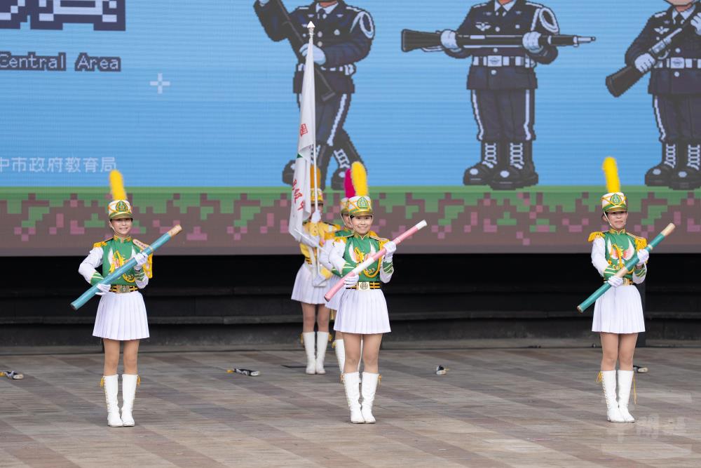 花蓮女中以「漂流木」作為本次演出特色，精彩的演出與活力博得評審佳評。（軍聞社記者林庭暉攝）