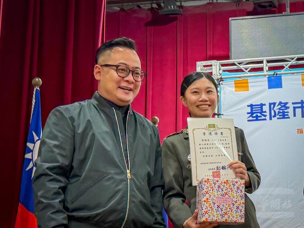 投入招募與公益　陸戰隊周迺安中士獲選基隆市社會優秀青年
