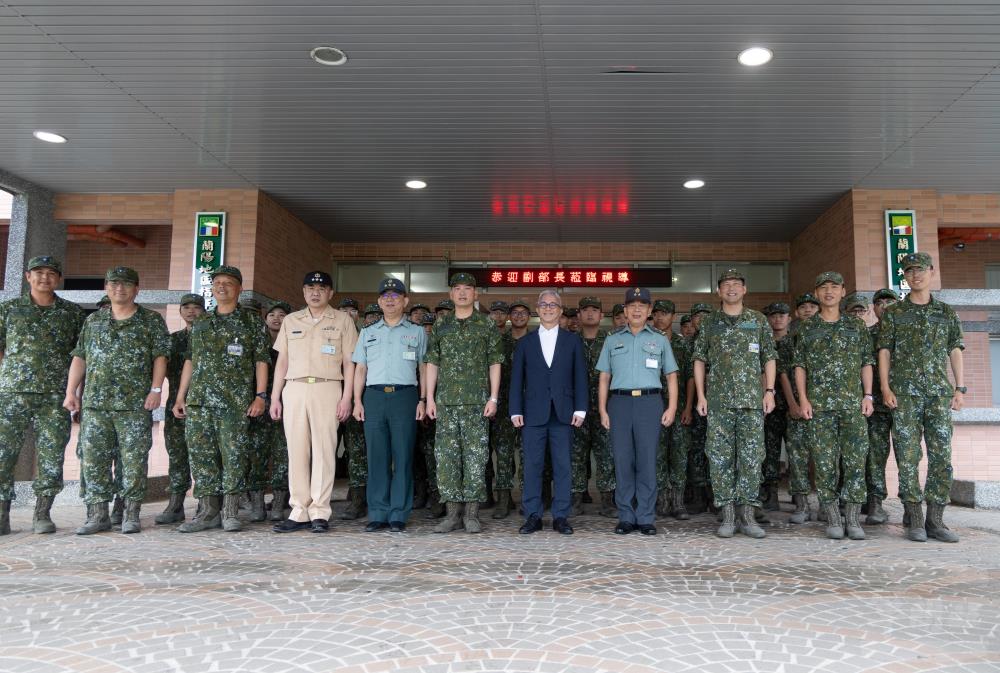 徐副部長與蘭指部官兵合影。（軍聞社記者吳柏融攝）